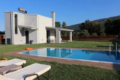 Image de Small beautifully located resort with private pools.