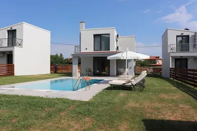 Image de Small beautifully located resort with private pools.