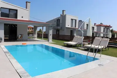 Image de Small beautifully located resort with private pools.
