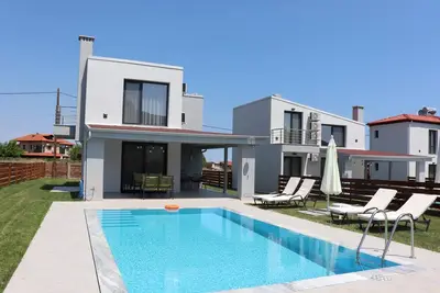 Image de Small beautifully located resort with private pools.