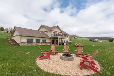 Image de 6br Luxury Lakeside Escape w/ Indoor Pool/ Dock*