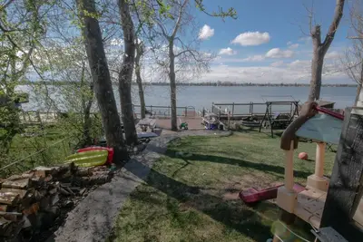 Image de Romantic Lake Side Cottage 20 Minutes from Calgary