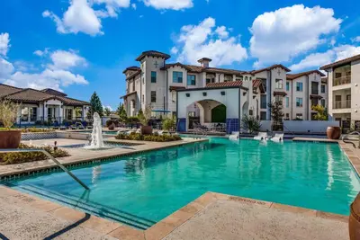 Image de Spacious CozySuites on I-35 w/pool and parking #02