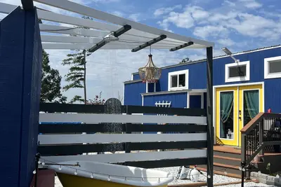 Image de Tiny House/w outdoor cast-iron shower/tub