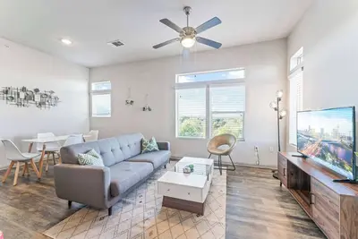 Image de Serene 2br king suite, fast WiFi, 8 min to Downtown