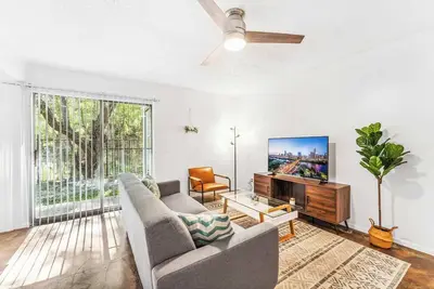 Image de Prime SoCo charming 1br king suite w/ pool, parking