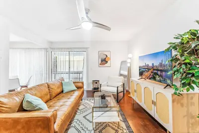 Image de Prime SoCo quaint 1br king suite w/ pool, parking