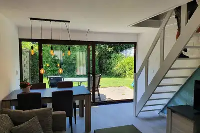 Image de Prachtige bungalow op een rustig park.