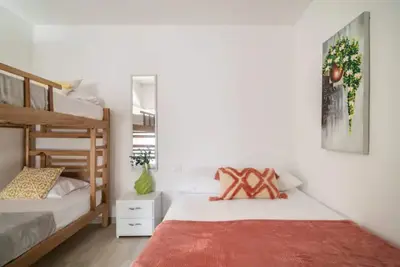 Image de Beautiful room with a private bathroom.