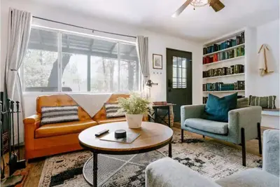 Image de Big Bear Cabin Hammock Porch Swing Library Forest