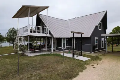Image de Lakefront Waters Edge Lake House/Huge Boat Dock/Deep Water/Lakefront Sunsets