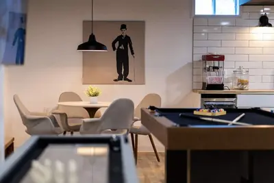 Image de Lake house with a game room