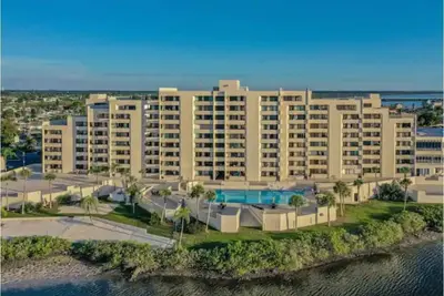 Image de New Listing! Beautiful Condo surrounding the Gulf!