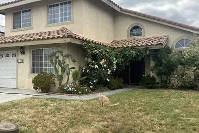 Image de 4Br, 2100 sqft Beautiful Bungalow in San Jacinto, California. Near Msjc.