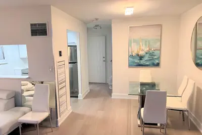 Image de 2-Lvl, 2-Bdrm, Furnished Penthouse Condo