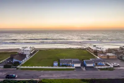 Image de One of a kind property- An Acre on the Ocean & Classic Beach Cottage