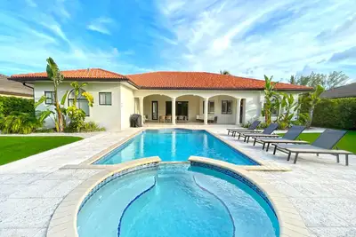 Miami Pool House | Heated Pool | Mini Golf | Villa