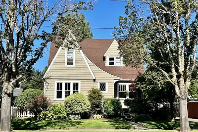 Image de Spacious basement apt. Off-street parking, washer & dryer, kitchenette, sleeps 4