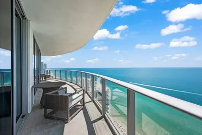 Image de ✨ 27th-Floor Oceanfront Luxury | Corner Unit @ Lyfe (ex Hyde) | Unmatched Views + Resort Perks