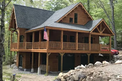 Image de Luxury Log home steps from private beach in Meredith on Lake Winnipesaukee.