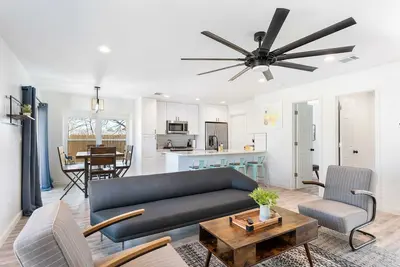 Image de 5 Br, 10 min to Dt, Sleeps 10, Pet Friendly