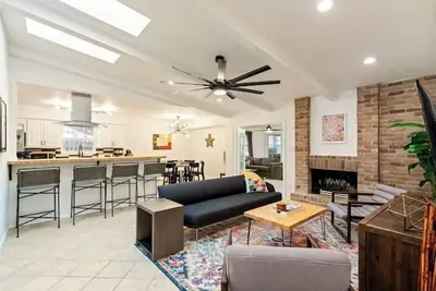 Image de South Congress, Pool Table, King Beds | Portoro