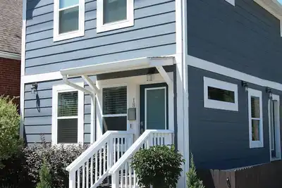 Image de Big Blue: 2-Story Indy Home Dwtn Just Minutes from Lucas Oil Stadium