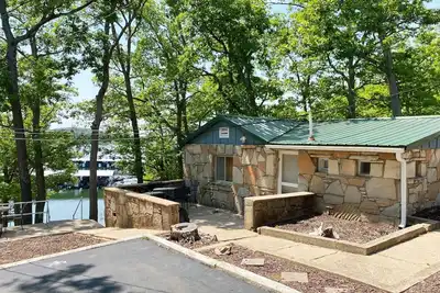 Image de Renovated lakeside cabin with swimming pool & resort amenities!
