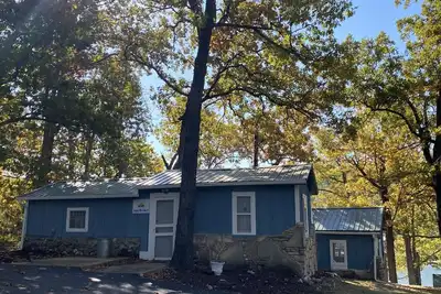 Image de Renovated lake cabin with swimming pool + resort amenities!