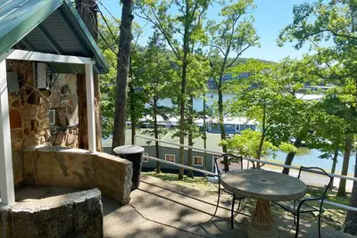 Image de Renovated lake cabin with swimming pool + resort amenities!