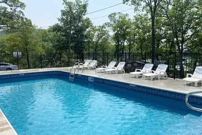 Image de Enjoy the Quiet Side of the Lake With Resort Amenities + Pool.