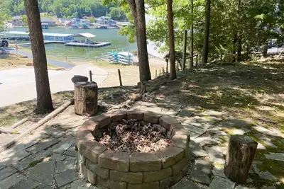 Image de Lakeside home with new furniture, swimming pool & other resort amenities.