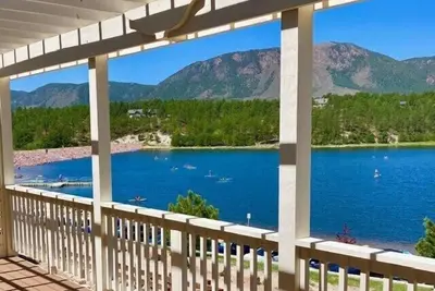 Image de On The Lake Monument & Usafa Mountain View Home