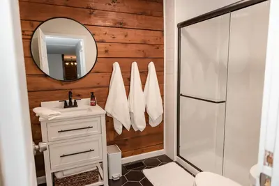 Image de Private newly remodeled cabin on 10 acres next to the tiffin river