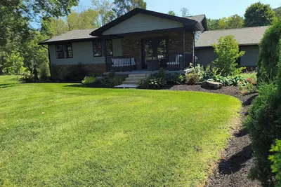 Image de Cozy retreat minutes from town.