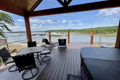 Image de Amazing Lake Views Double Deck With Hot Tub And 2 Porch Swings
