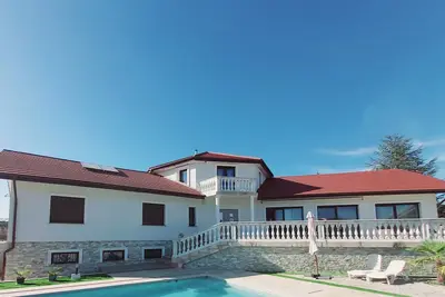 Image de Villa 5*, 15 personnes, Piscine à 20 min de Genève
