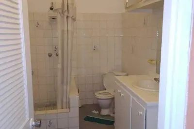 Image de 4 separate single bedrooms, bathrooms, living and kitchen. beach access