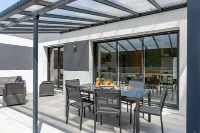 Image de Magnifique maison de vacances privée pour 4 personnes avec Wifi, bain à remous, Tv et terrasse