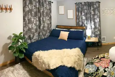 Image de Walk-In Creekside Apartment - Fireplace & Cozy Living Room