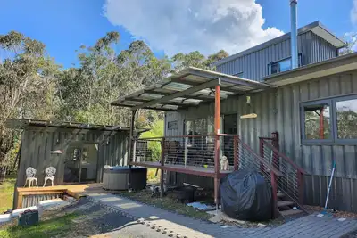 Image de Delightful 3-4 Br 2Bath Container Home with views