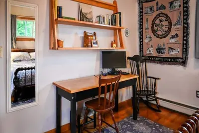 Image de Dog-friendly urban oasis with large yard & porch.