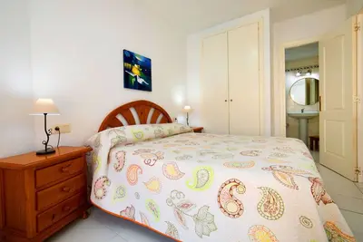 Image de Bel appartement avec bain à remous, piscine, Wifi, climatisation, Tv, terrasse, animaux admis