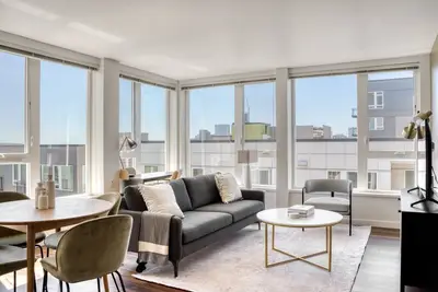 Sunlit Bellevue 2br w/ Gym & W/D, near Spring District, by Blueground