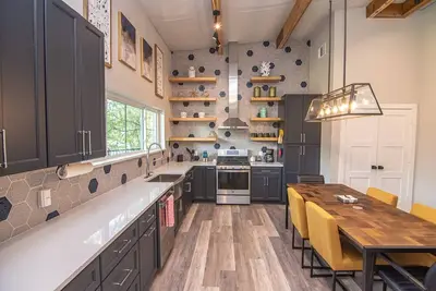 Image de Blue Star Bungalow at Lake Whitney: Pet-Friendly Secluded Lake Retreat, Wrap Around Deck & Fire Pit