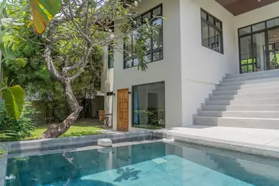 Image de 3 Br/ 3 Ba, up to 7 guests, private pool, located 5' from the beach