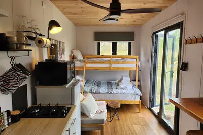 Image de Tribunk + 1Bath Tiny Home in Mountains \"Bluebird\"