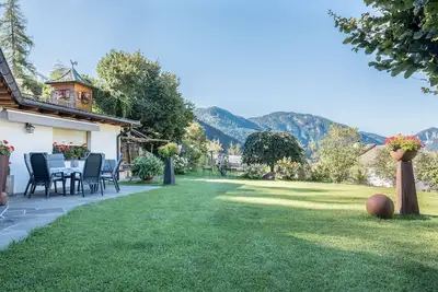 Image de Lotschenhof Apartment Margerite\" avec vue sur les montagnes, jardin et Wi-Fi.