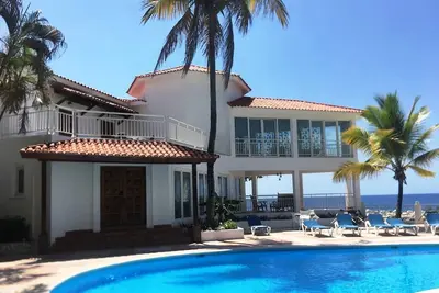 Image de 3bd beachfront townhouse, sea views, guest-friendly, steps from shops&bars!