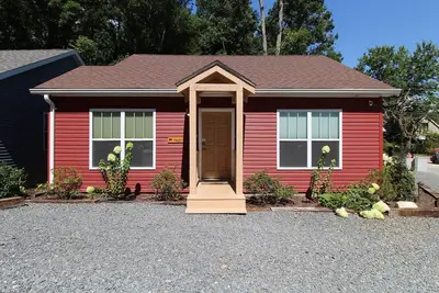 Image de Snuggled Inn Modern, Creekside Cottage near the Heart of Bryson City!